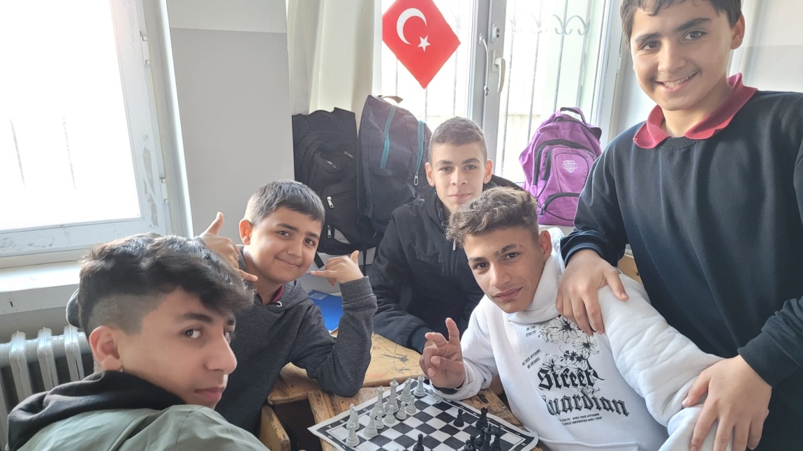 Okulumuz 8. sınıf öğrencileri satranç oynuyor